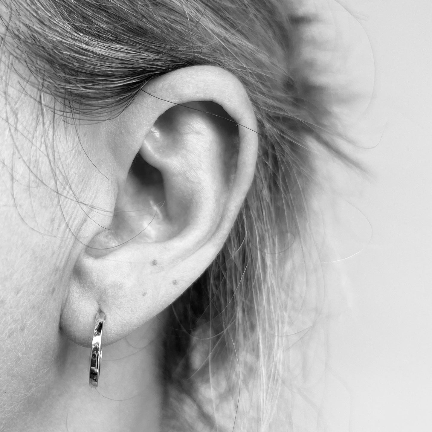 14kw Huggies Hoop Earrings 15mm