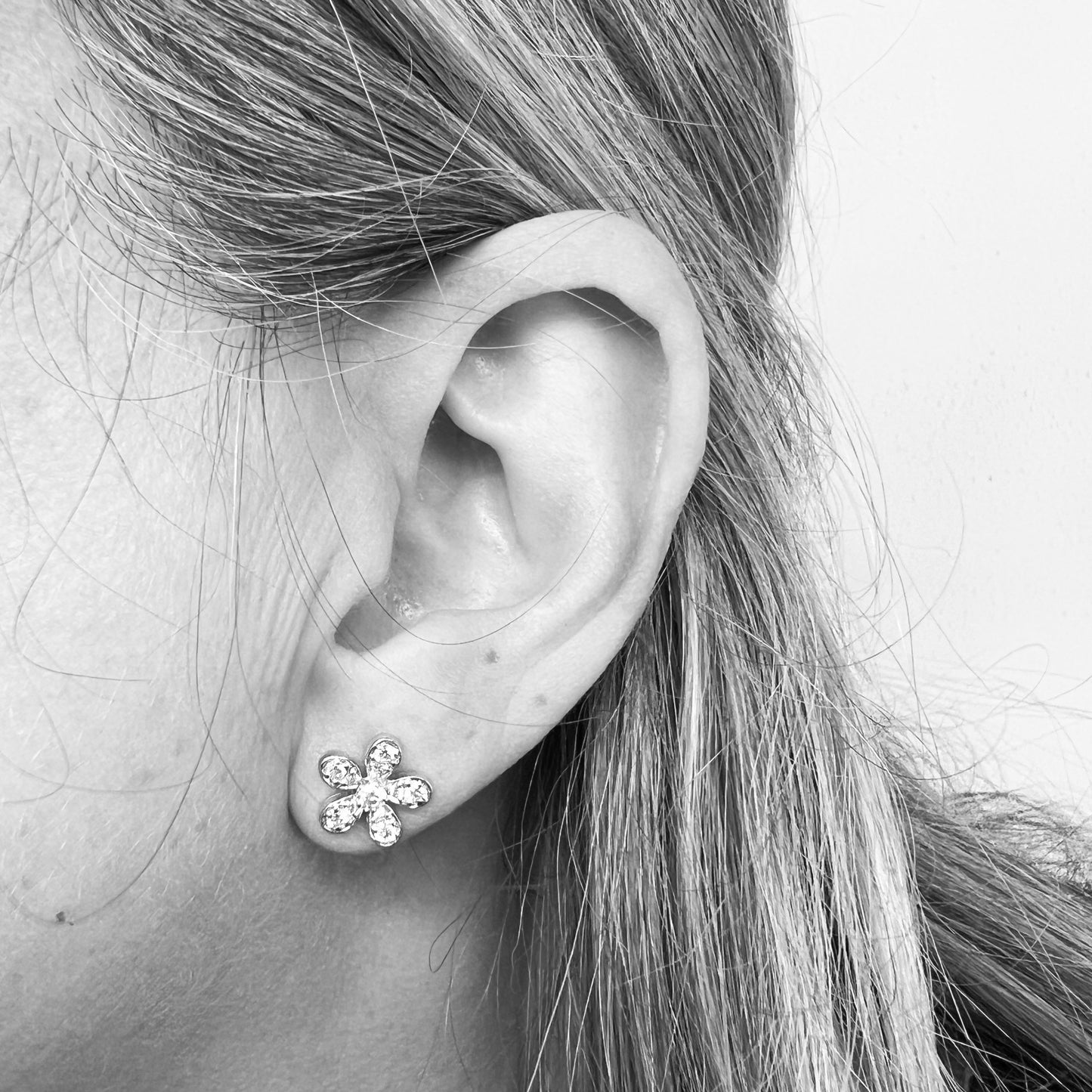 18kw diamond flower stud earrings