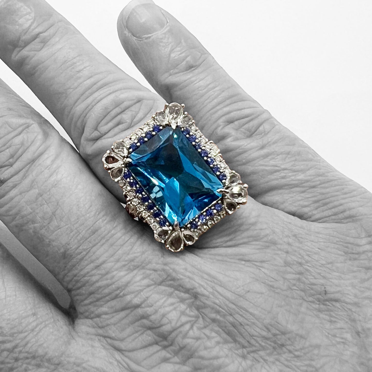 18kw Blue Topaz Ring