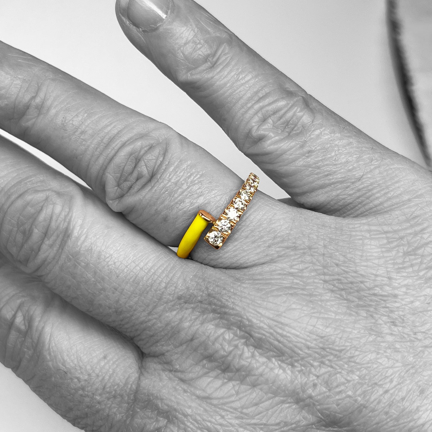 18kr Yellow Enamel Ring