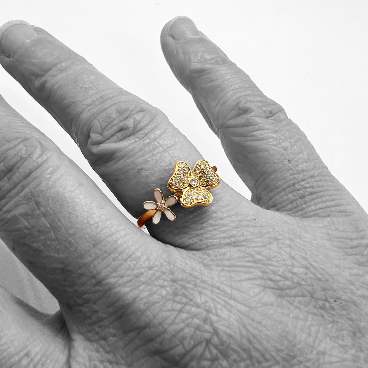 14ky Enamel and Diamonds Flower Ring