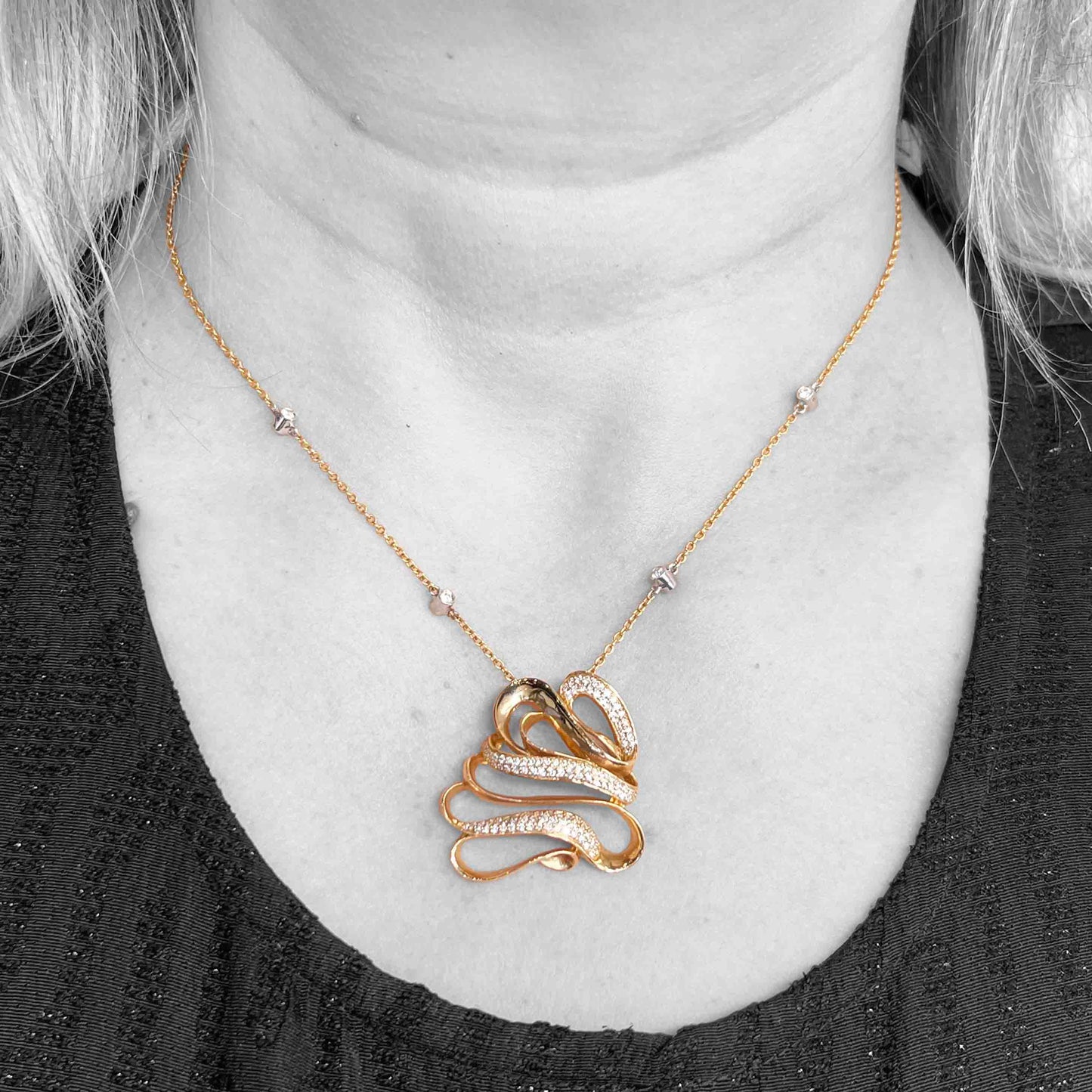 18kr Diamond Swirl Necklace