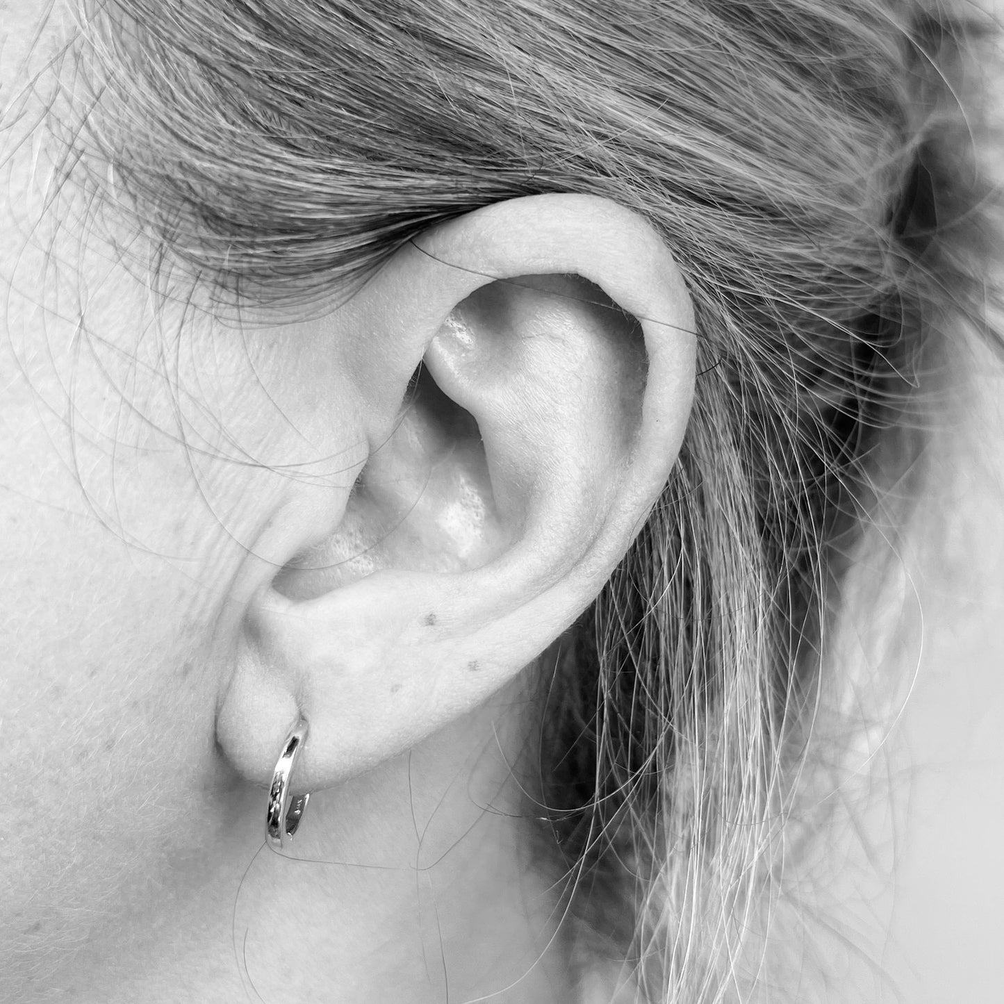 14kw Huggies Hoop Earrings 12.5mm