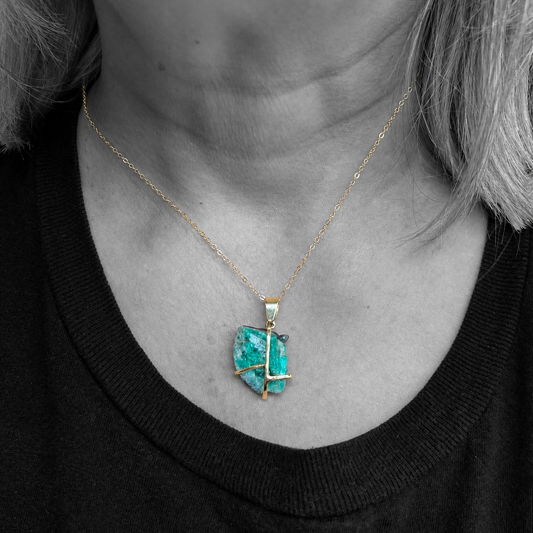 18ky Reversible Emerald Horse Pendant