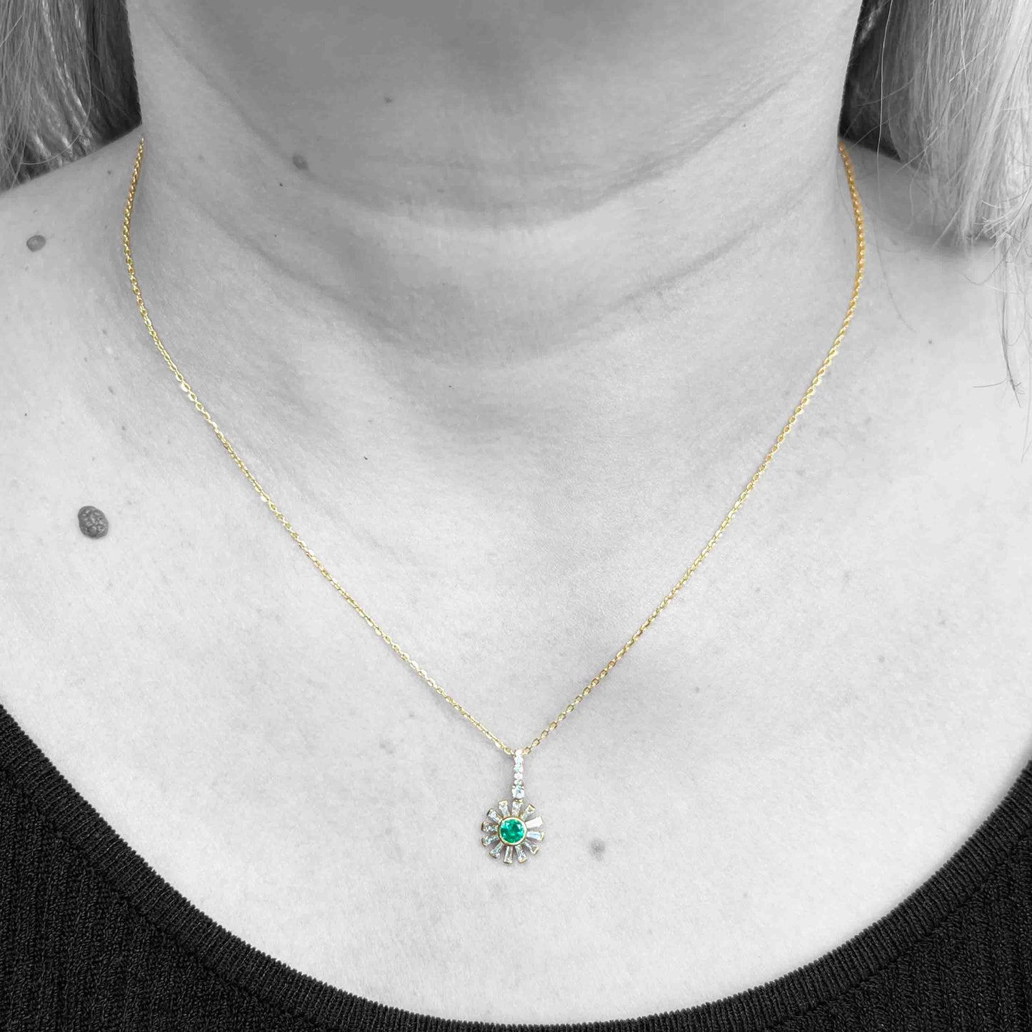 18ky Emeralds and Diamonds Flower Necklace