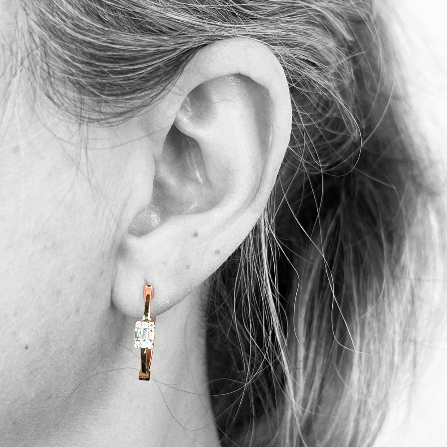 18ky Hoop earrings with diamond cluster