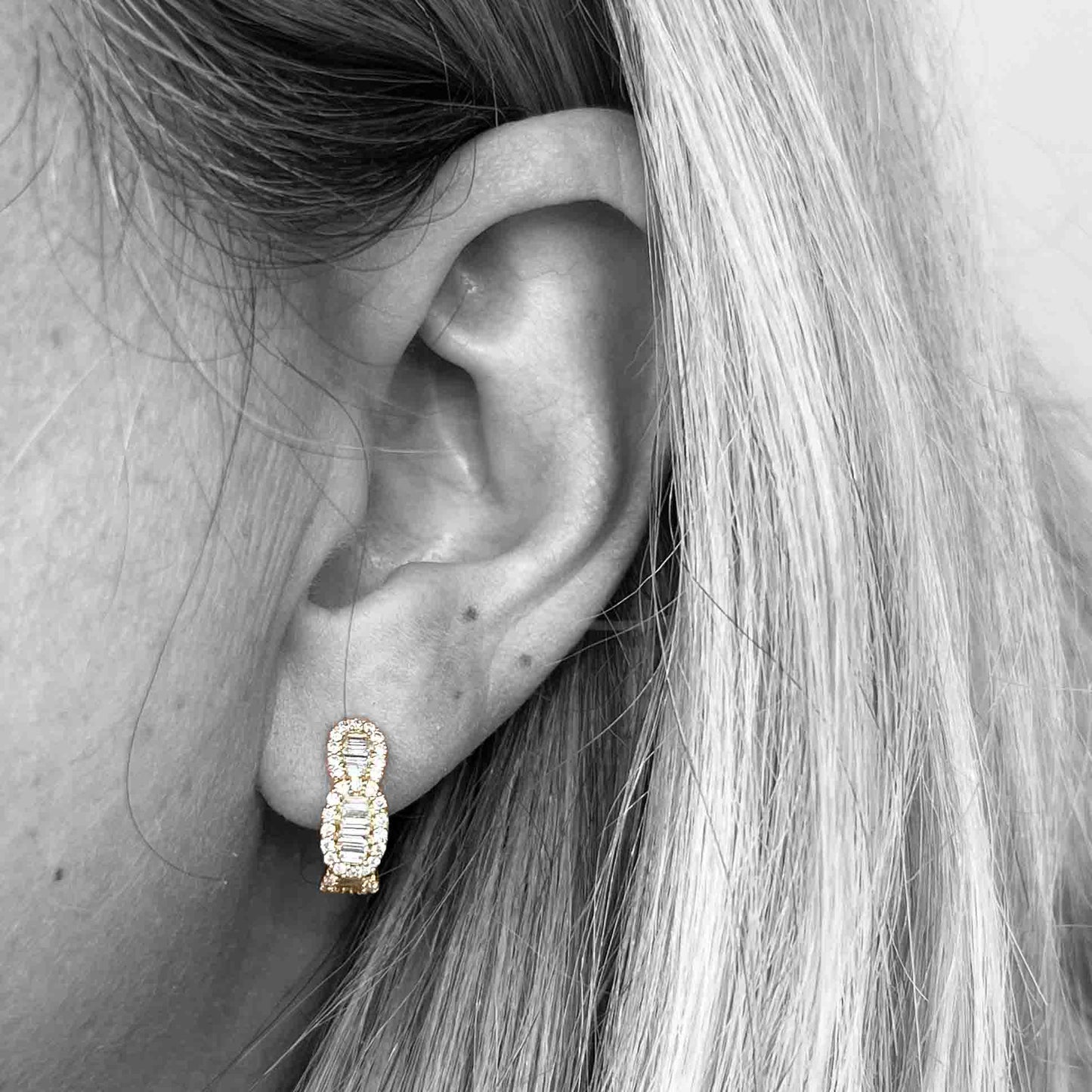 18ky Diamond Huggies Earrings