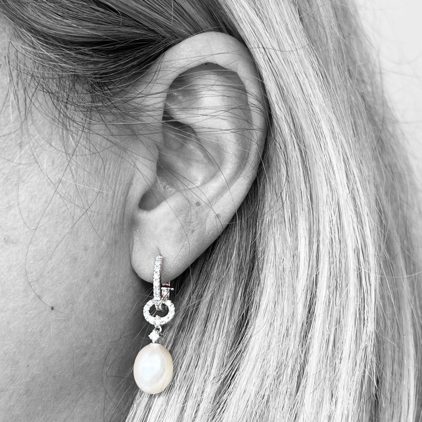 18kw Pearl and Diamond Dangle Earrings
