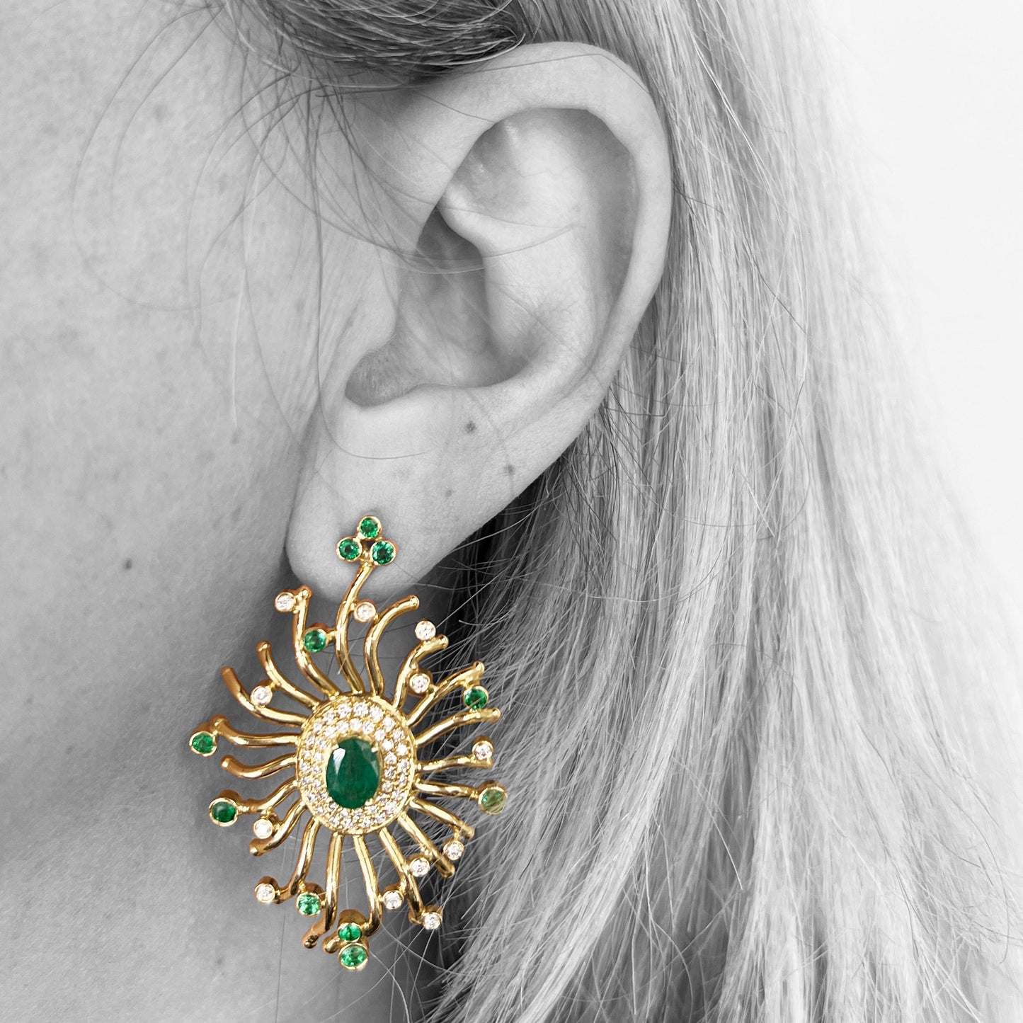 18ky Emerald and Diamonds Earrings